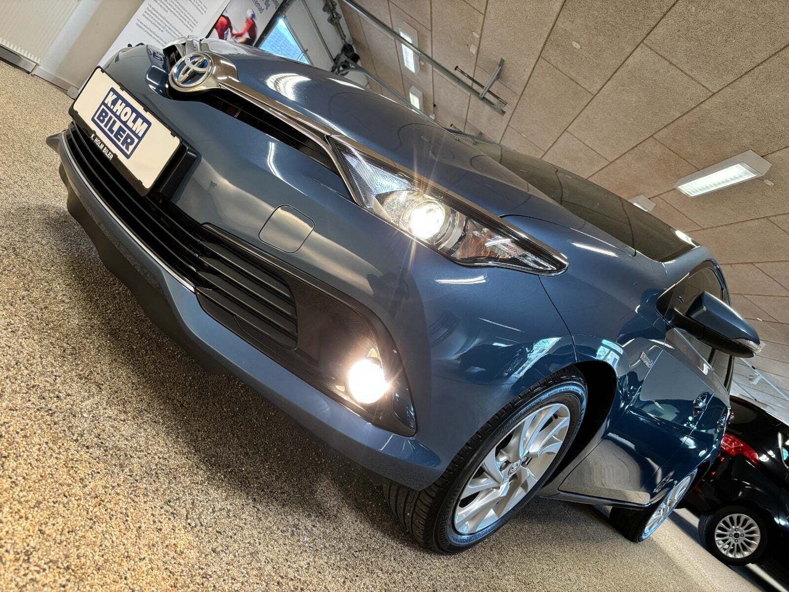 Blå Toyota Auris fra 2017