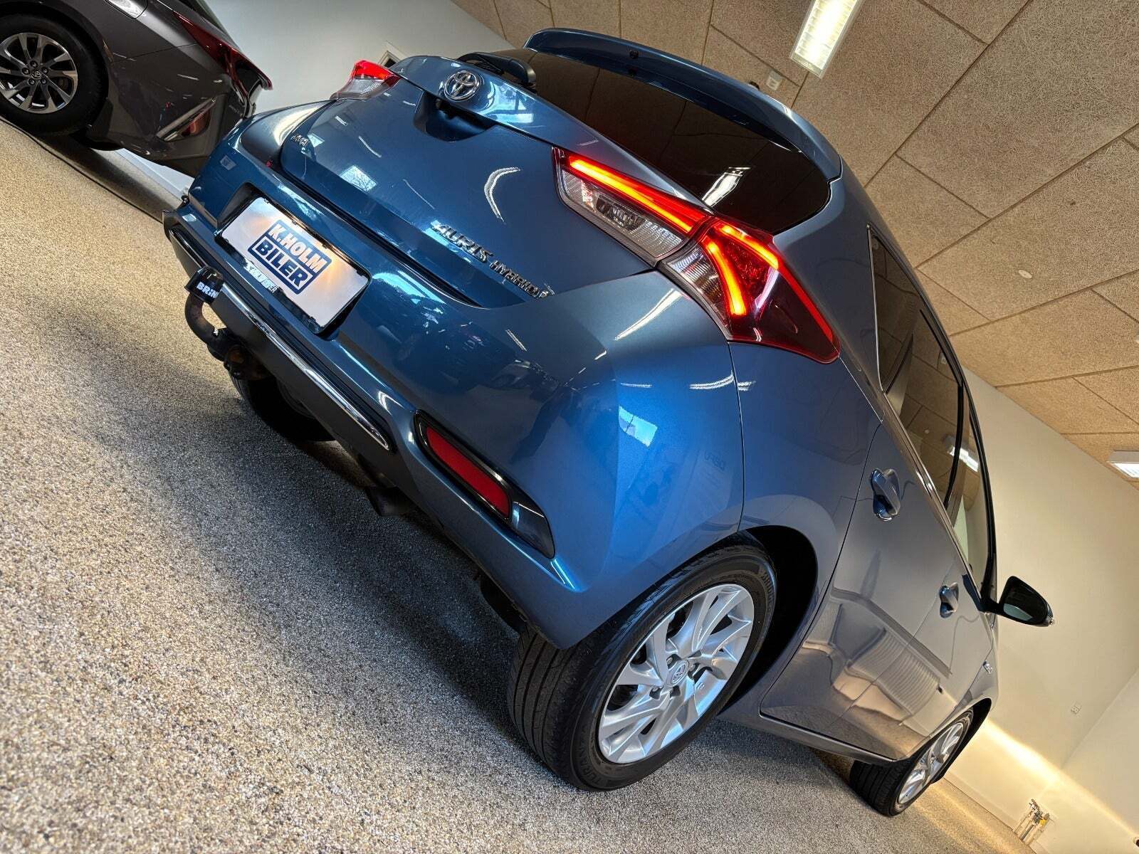 Blå Toyota Auris fra 2017