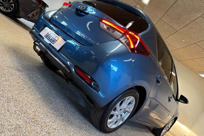 Blå Toyota Auris fra 2017