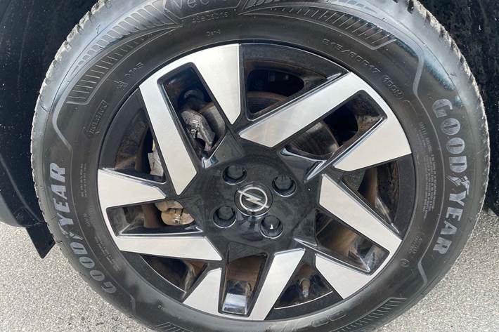 Sort Opel Mokka-e fra 2023