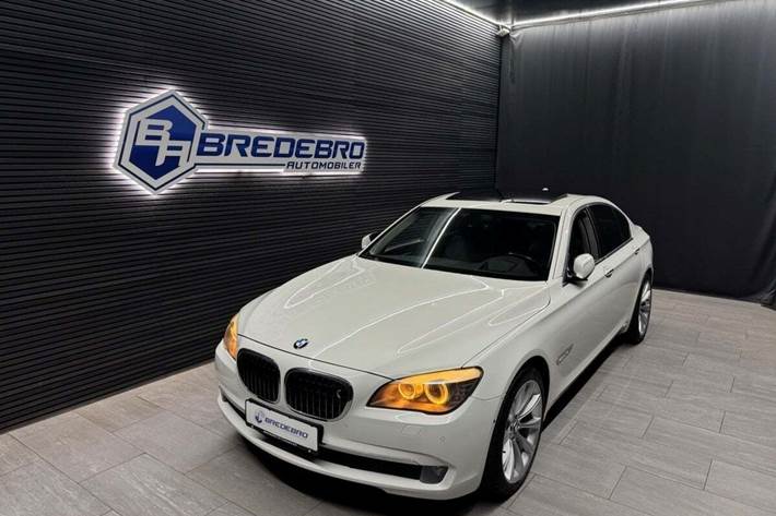 Hvid BMW 750i fra 2009