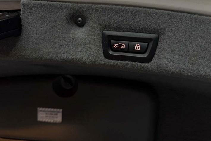 Hvid BMW 750i fra 2009