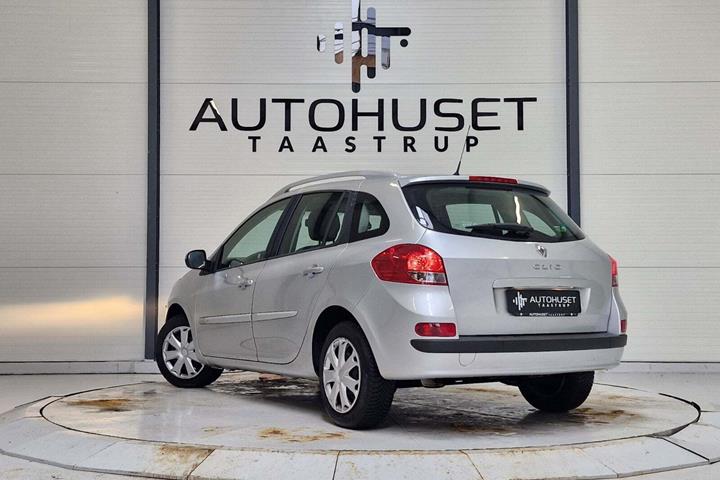 Sølv Renault Clio III fra 2012 set udefra