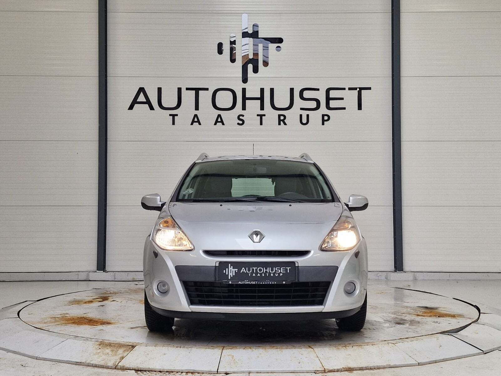 Sølv Renault Clio III fra 2012 set udefra