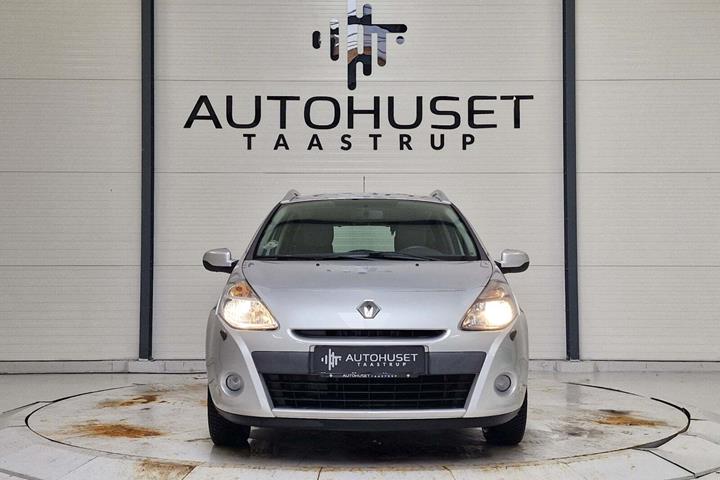 Sølv Renault Clio III fra 2012 set udefra