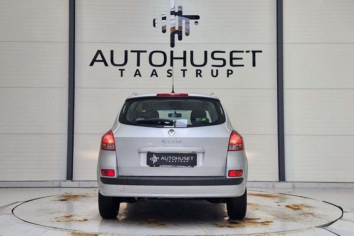 Sølv Renault Clio III fra 2012 set udefra