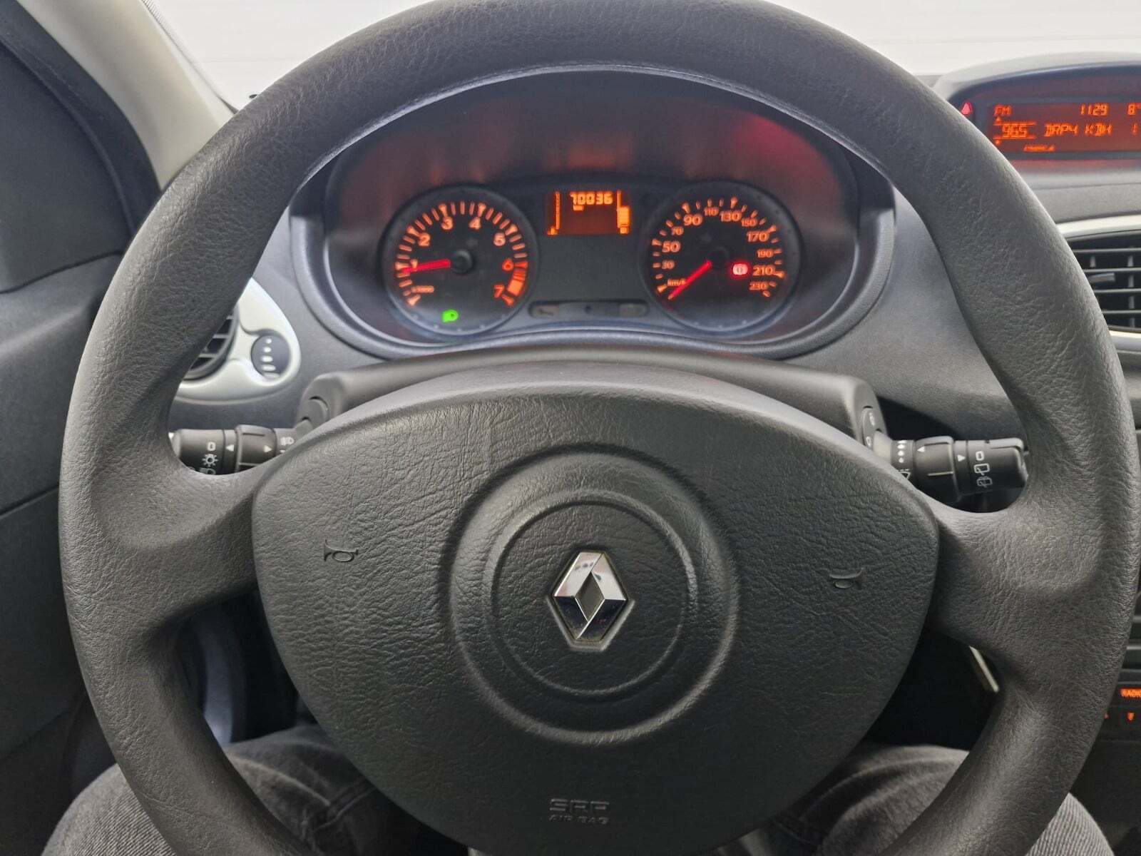 Sølv Renault Clio III fra 2012 set indefra