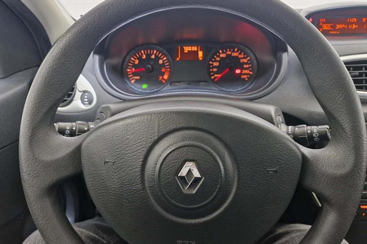 Sølv Renault Clio III fra 2012 set indefra