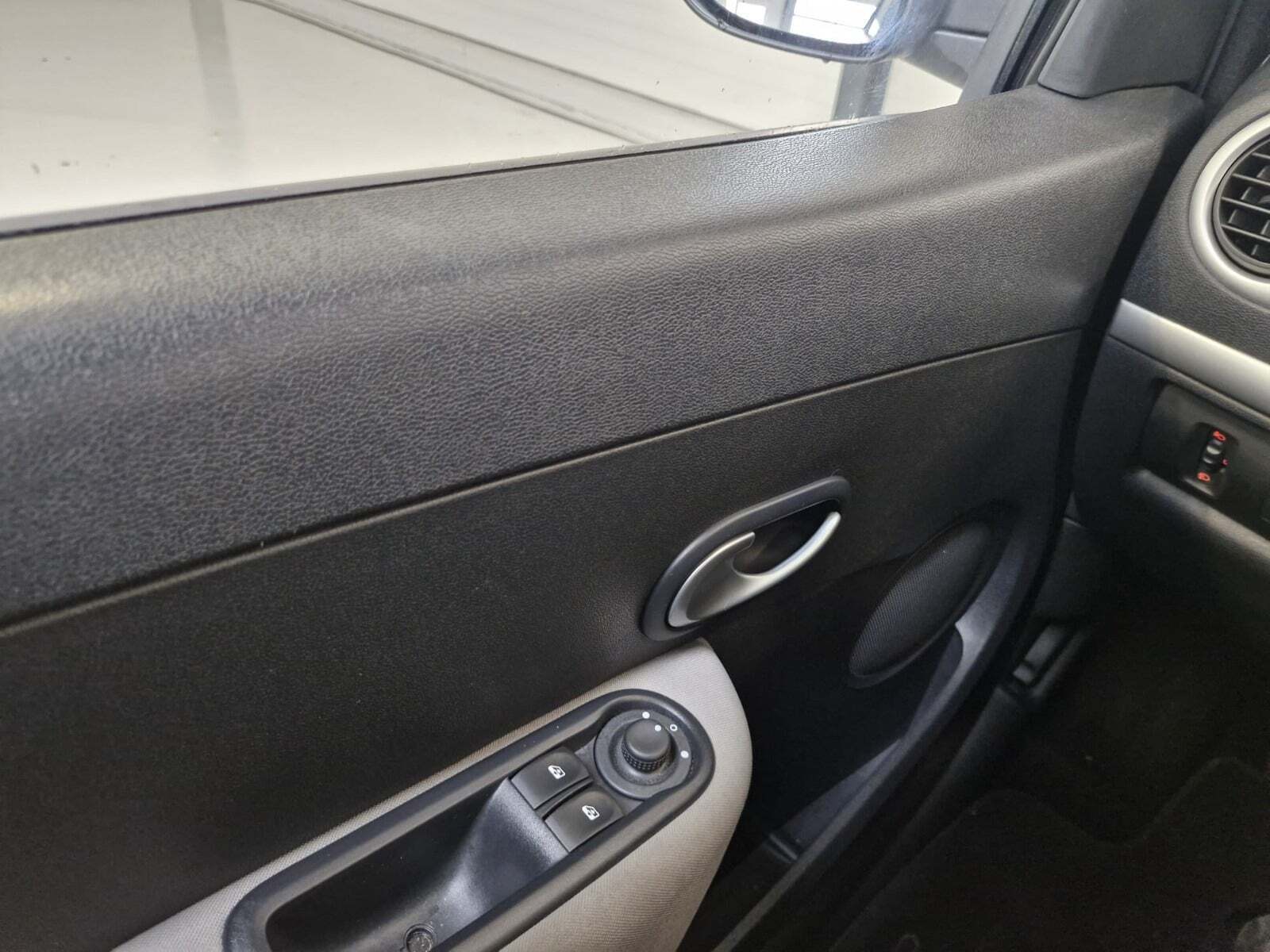 Sølv Renault Clio III fra 2012