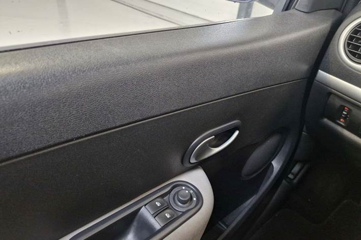 Sølv Renault Clio III fra 2012