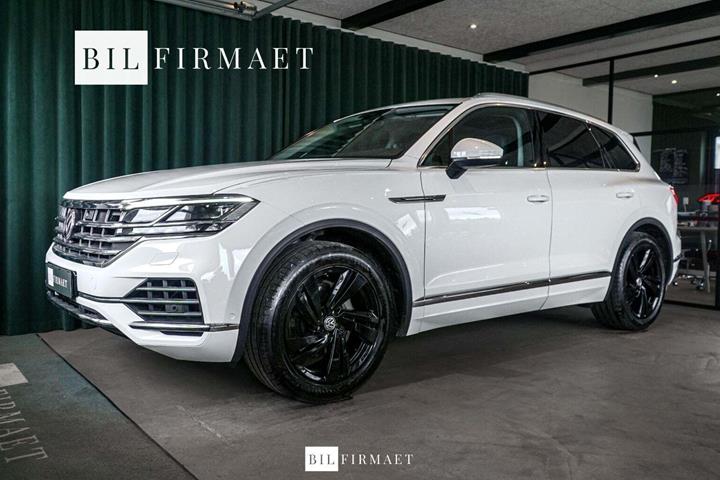 Hvid VW Touareg fra 2018 set udefra