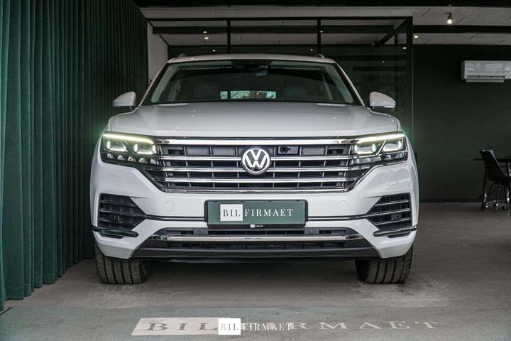 Hvid VW Touareg fra 2018 set udefra