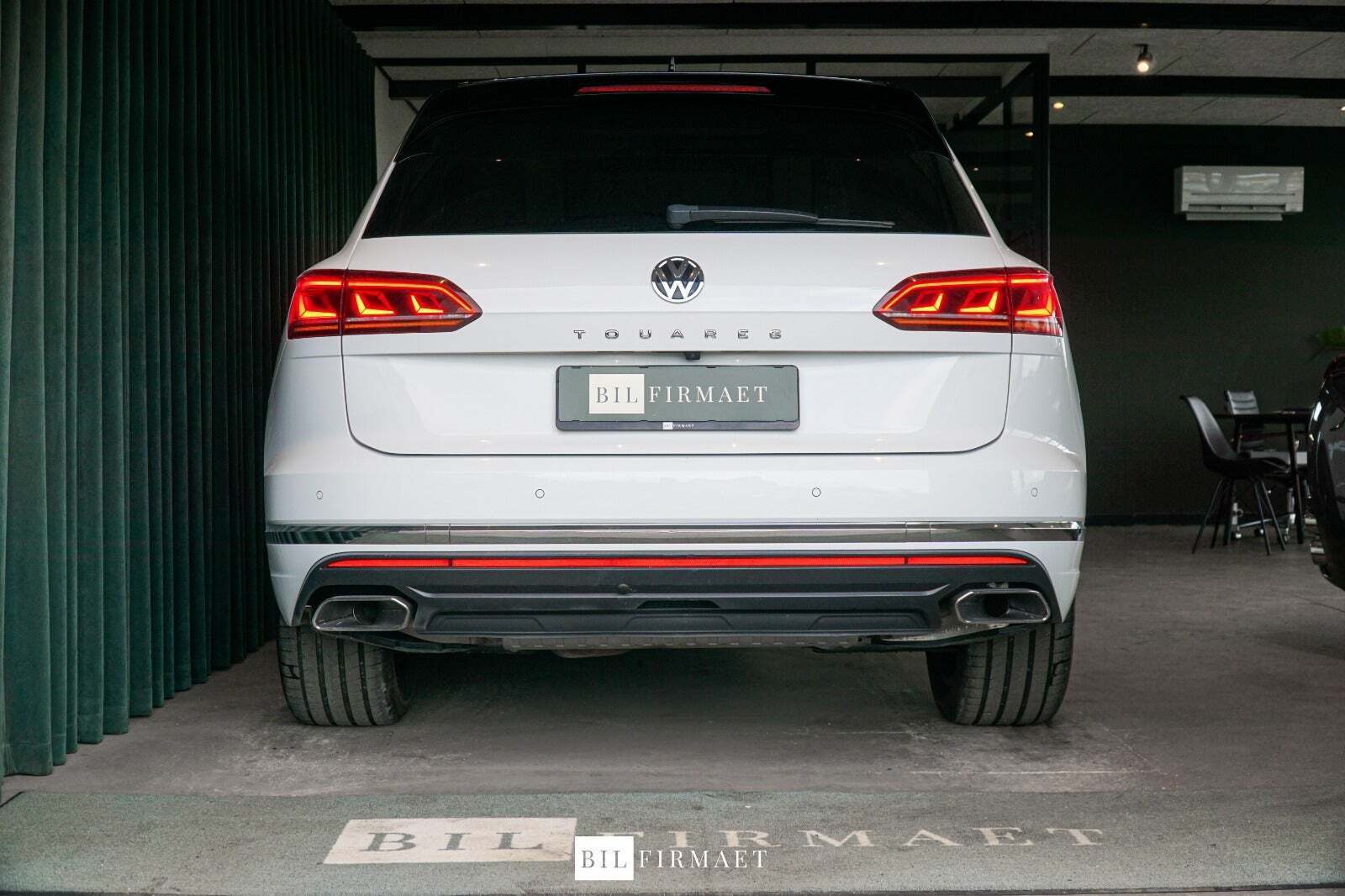 Hvid VW Touareg fra 2018 set udefra