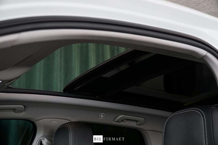 Hvid VW Touareg fra 2018 set indefra