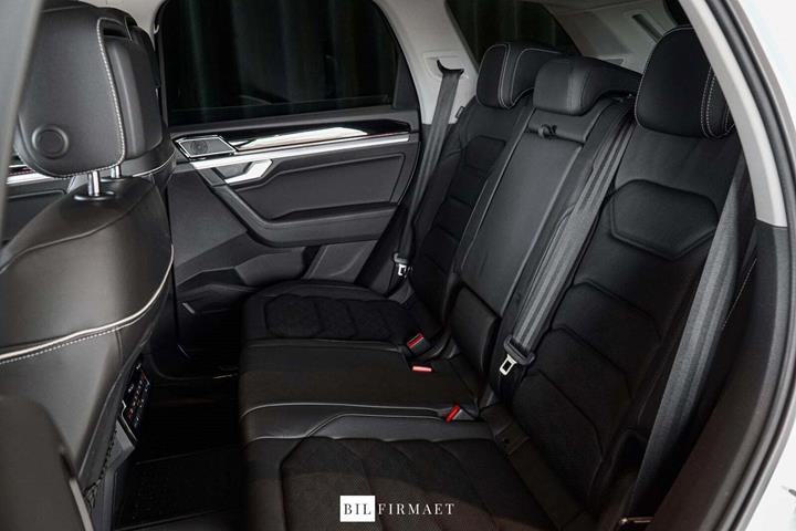 Hvid VW Touareg fra 2018 set indefra