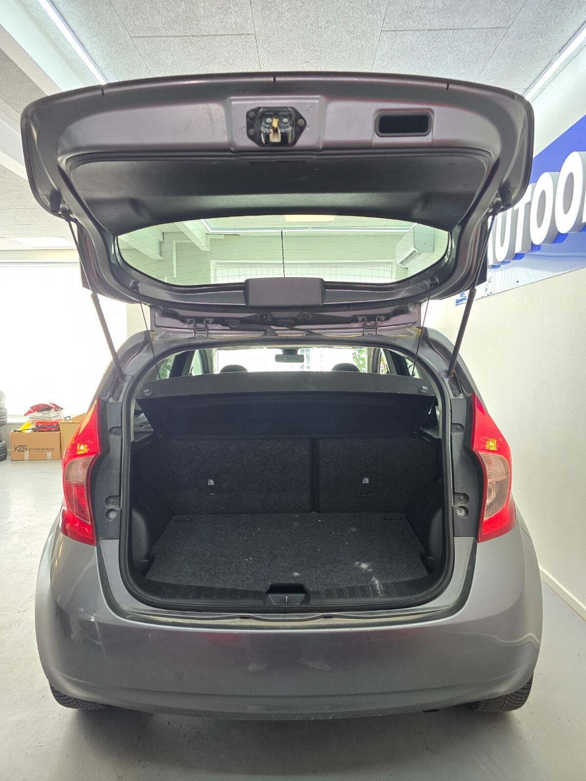 Grå Nissan Note fra 2014