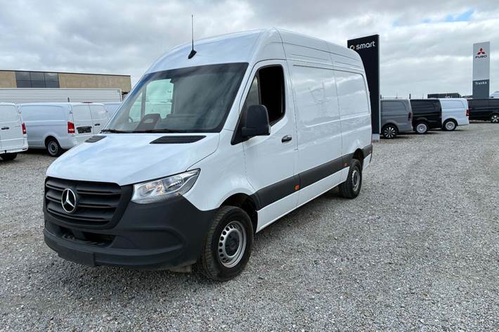 Hvid Mercedes Sprinter 317 fra 2024