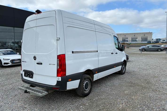 Hvid Mercedes Sprinter 317 fra 2024