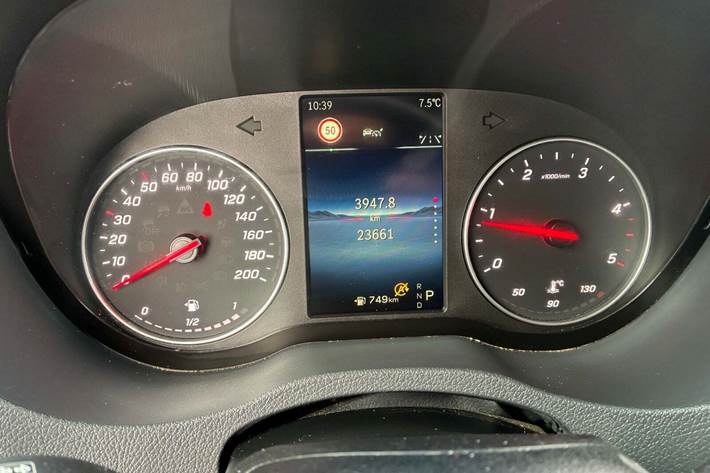 Hvid Mercedes Sprinter 317 fra 2024