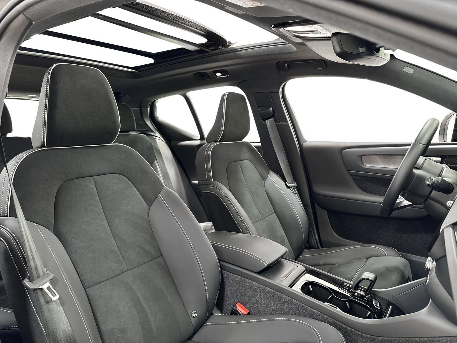 Sort Volvo EX40 fra 2026