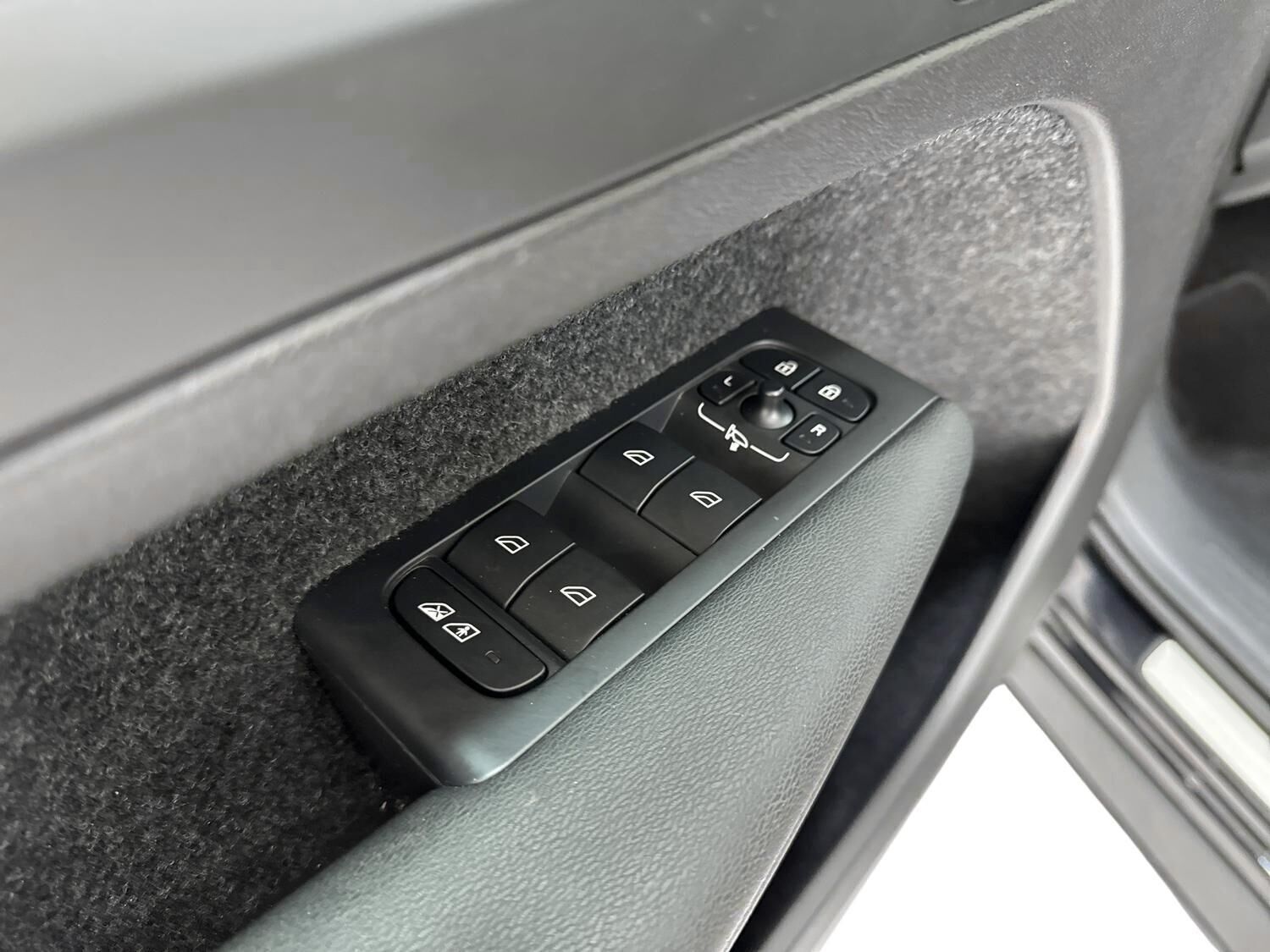 Sort Volvo EX40 fra 2026