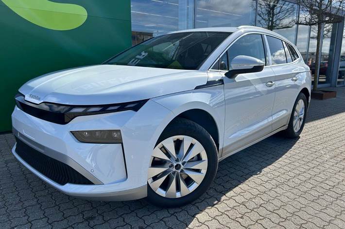 Hvid Skoda Enyaq fra 2026 set udefra