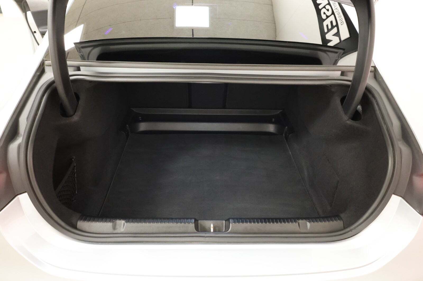 Sølv Mercedes EQE350+ fra 2022