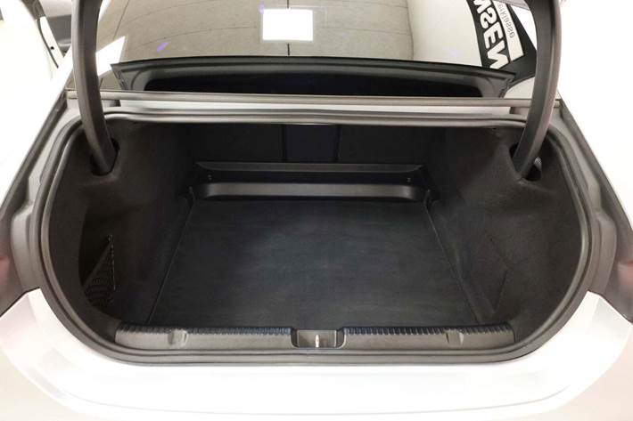 Sølv Mercedes EQE350+ fra 2022