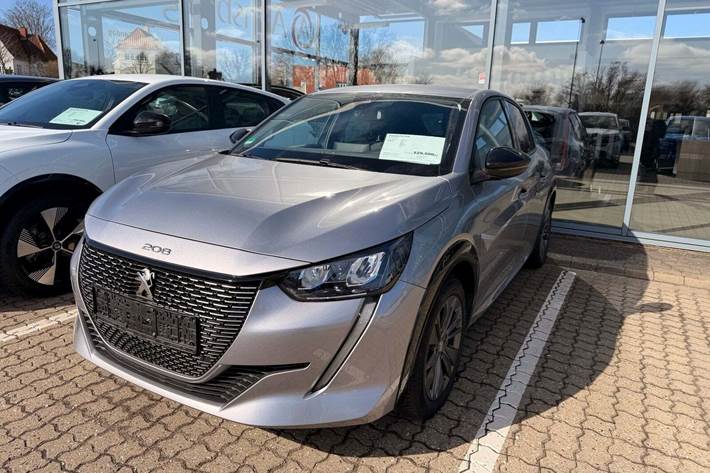 Grå Peugeot e-208 fra 2023