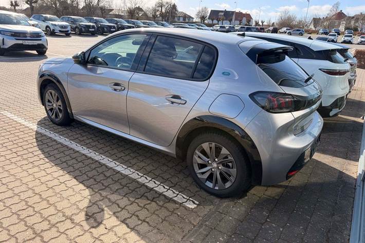 Grå Peugeot e-208 fra 2023