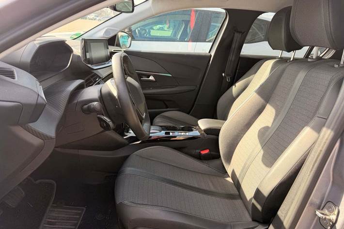 Grå Peugeot e-208 fra 2023