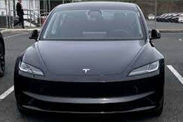 Sort Tesla Model 3 fra 2024