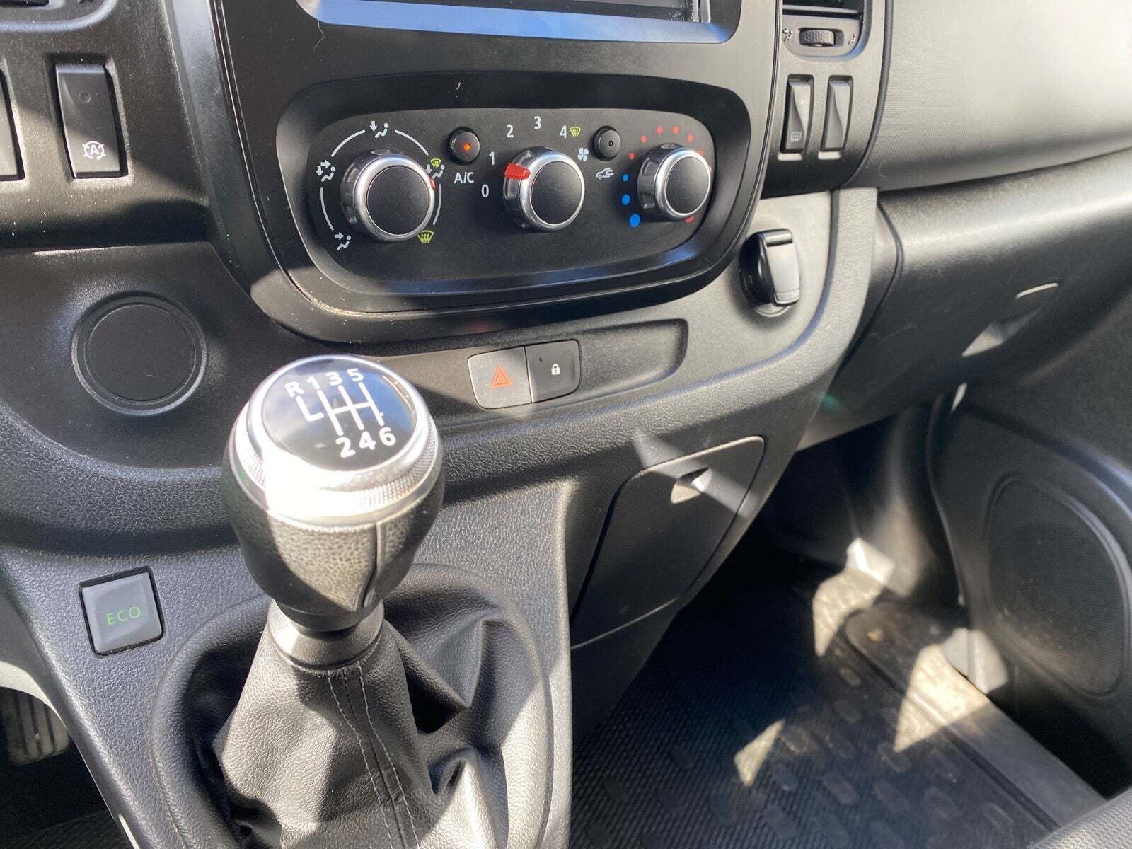 Hvid Renault Trafic T29 fra 2021