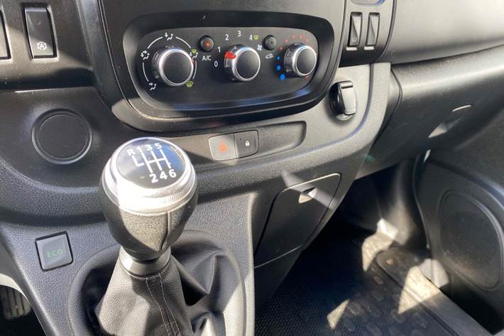 Hvid Renault Trafic T29 fra 2021