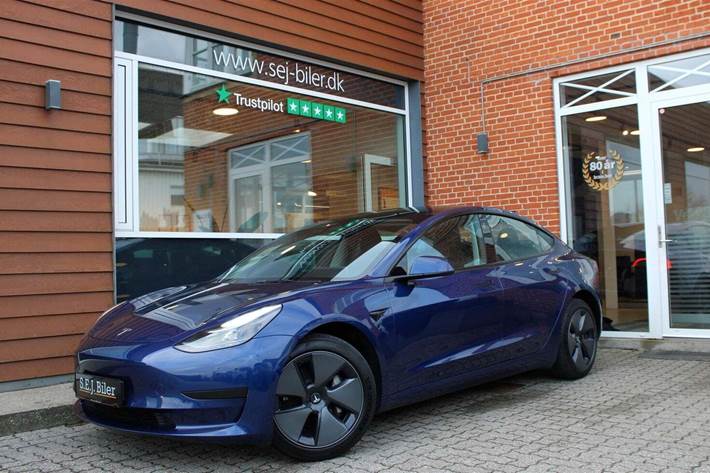 Blå Tesla Model 3 fra 2022