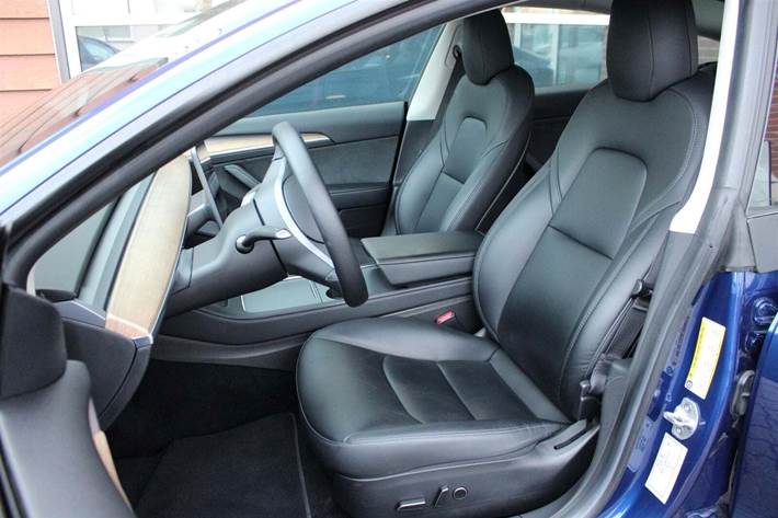 Blå Tesla Model 3 fra 2022