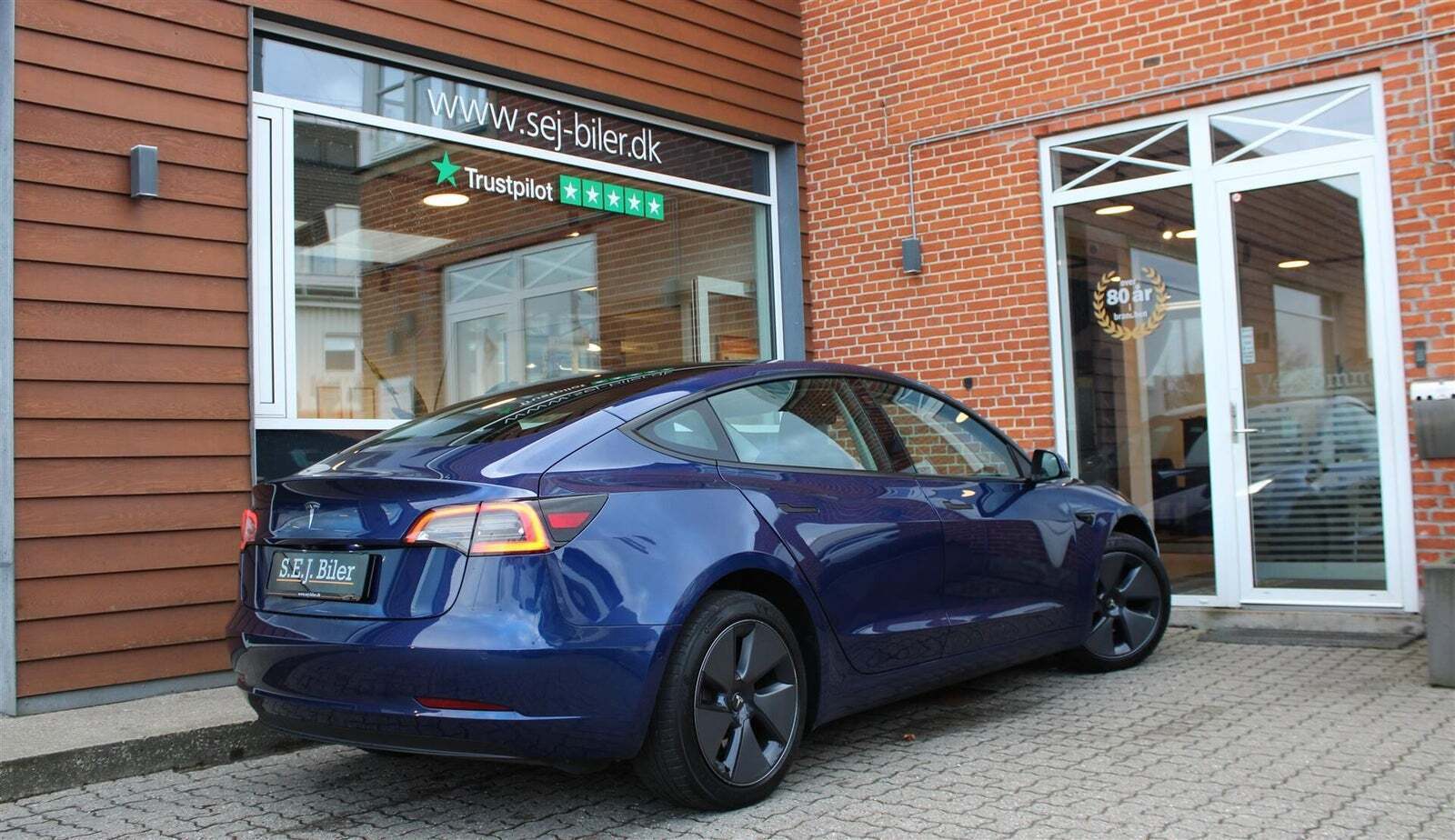 Blå Tesla Model 3 fra 2022