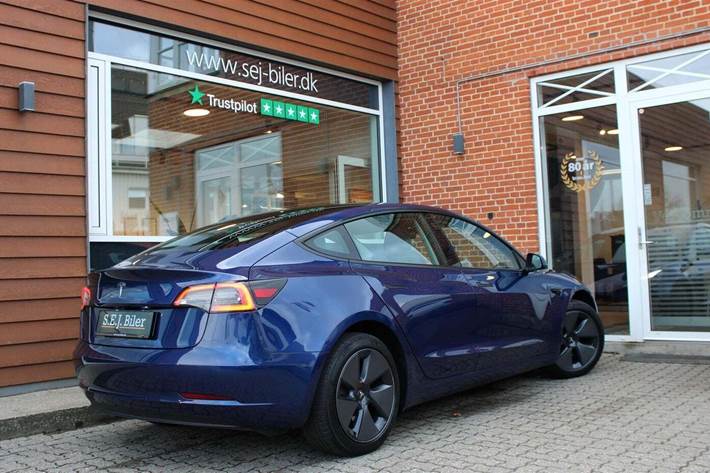 Blå Tesla Model 3 fra 2022