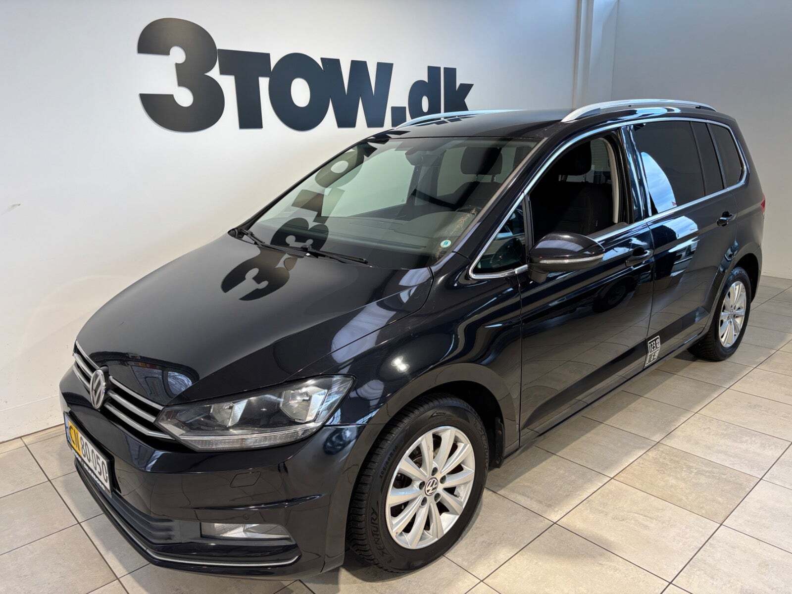 Sort VW Touran fra 2017 set udefra