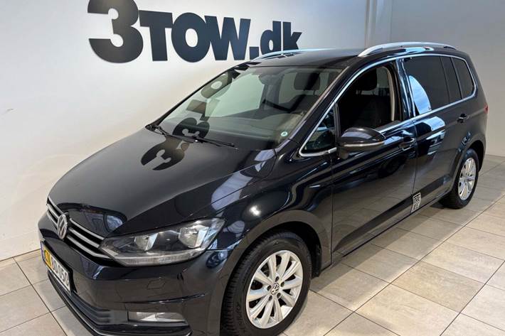 Sort VW Touran fra 2017 set udefra
