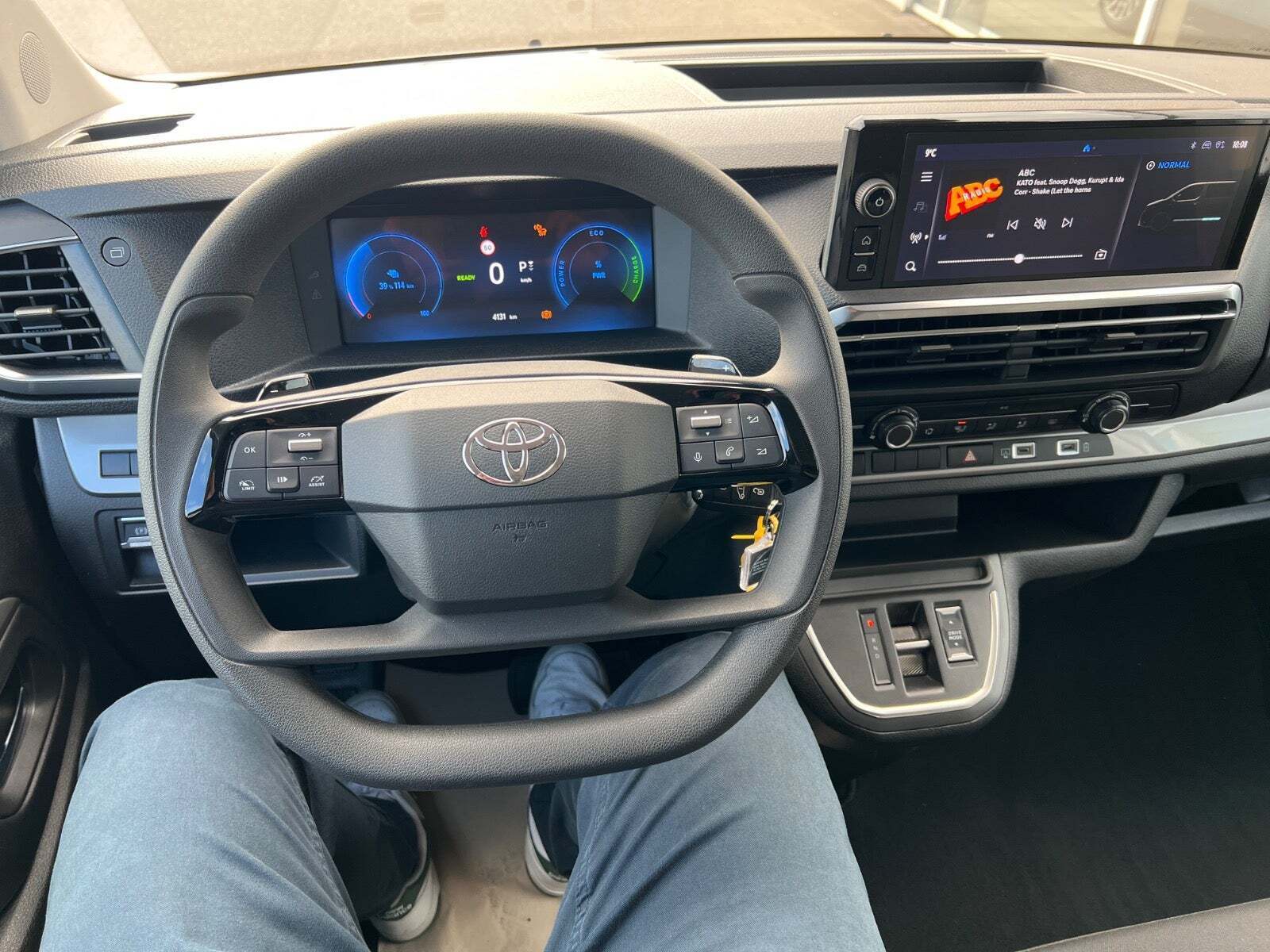 Hvid Toyota Proace Verso fra 2024