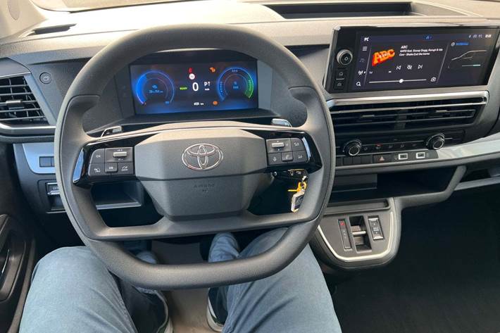 Hvid Toyota Proace Verso fra 2024