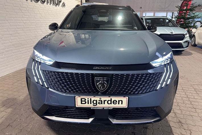 Blå Peugeot e-5008 fra 2024