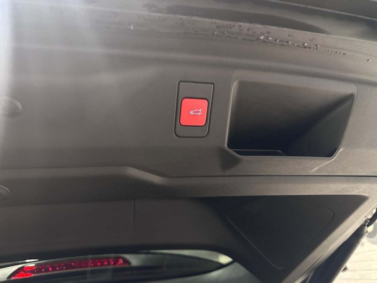 Blå Peugeot e-5008 fra 2024