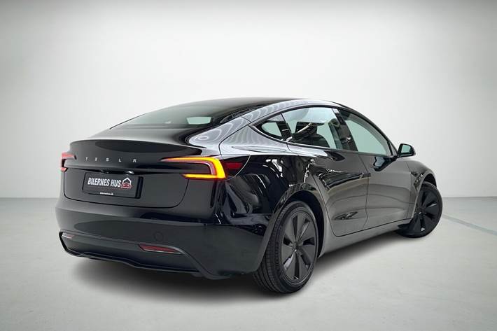 Sort Tesla Model 3 fra 2024