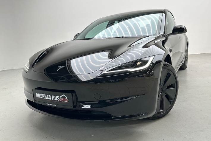 Sort Tesla Model 3 fra 2024
