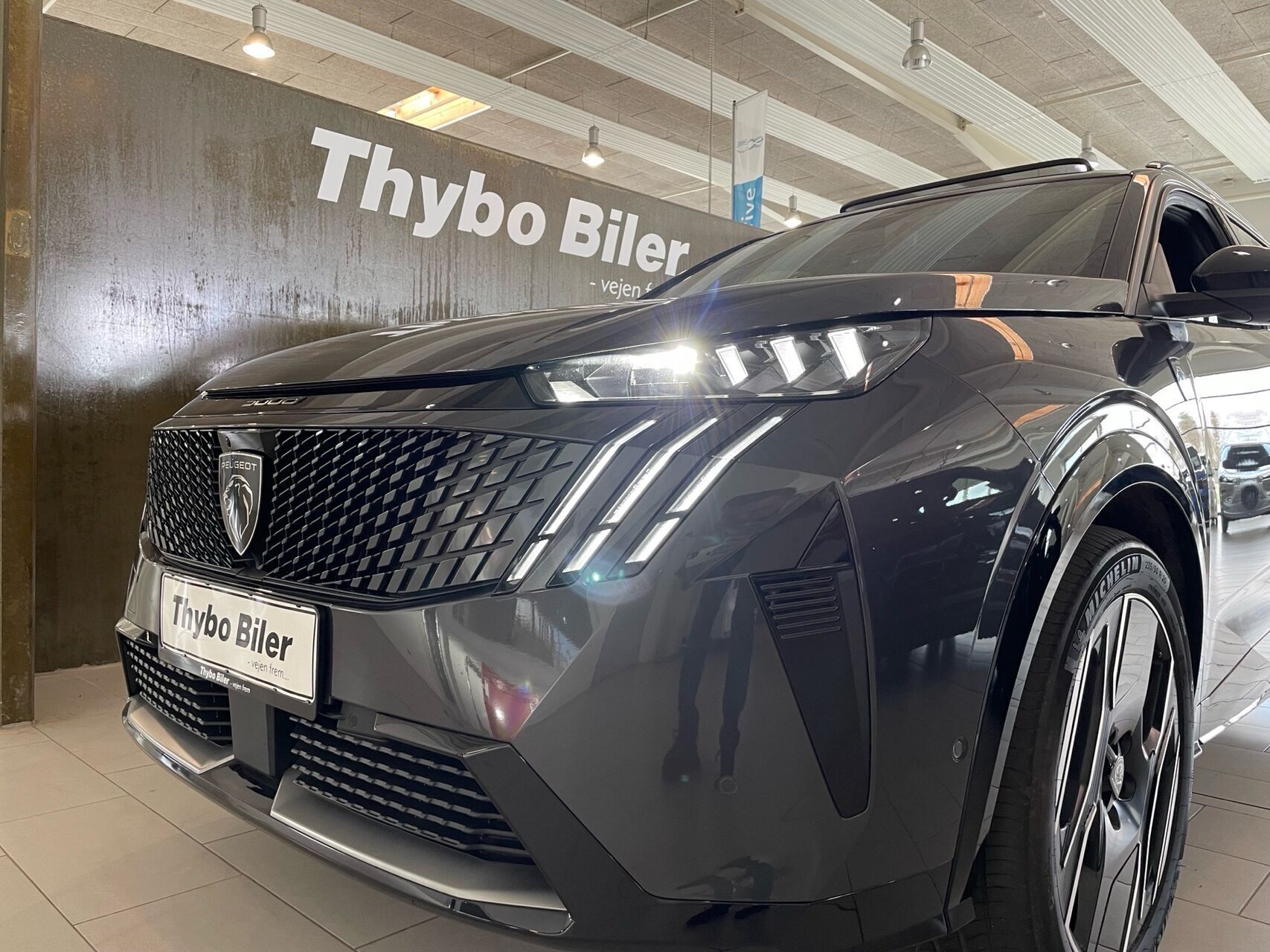 Grå Peugeot e-5008 fra 2025