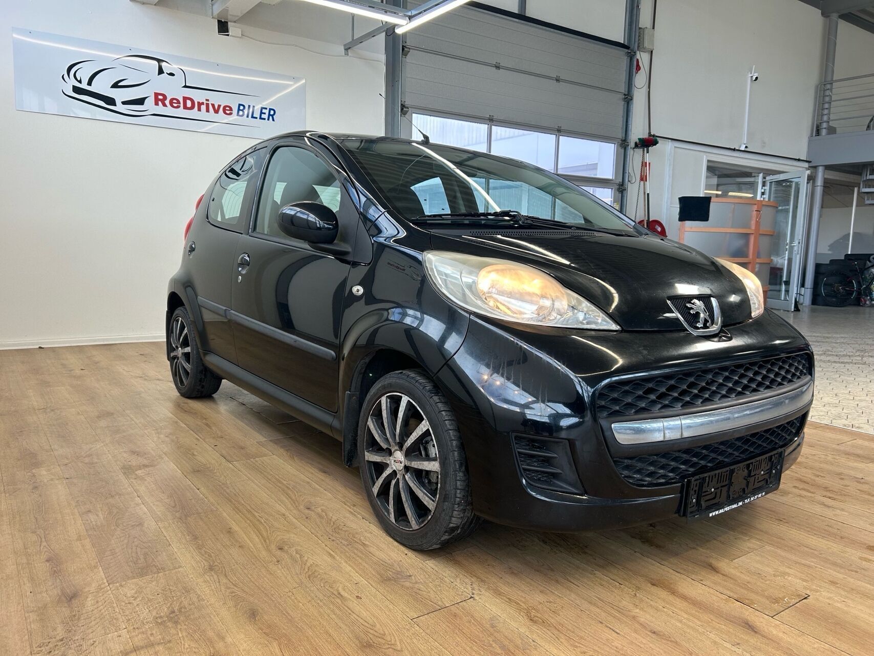 Sort Peugeot 107 fra 2010