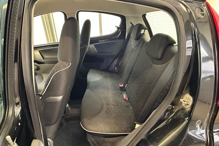 Sort Peugeot 107 fra 2010
