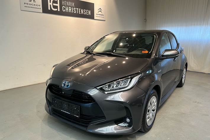 Grå Toyota Yaris fra 2021